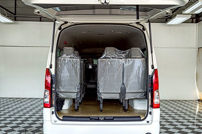 TOYOTA 2019 2WD 2.8 MT COMMUTER WHITE  5872 full