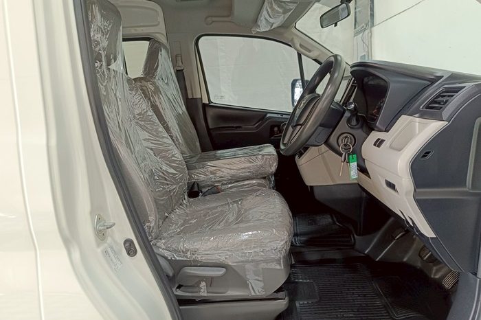 TOYOTA 2019 2WD 2.8 MT COMMUTER WHITE  5872 full