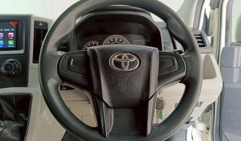 TOYOTA 2019 2WD 2.8 MT COMMUTER WHITE  5872 full