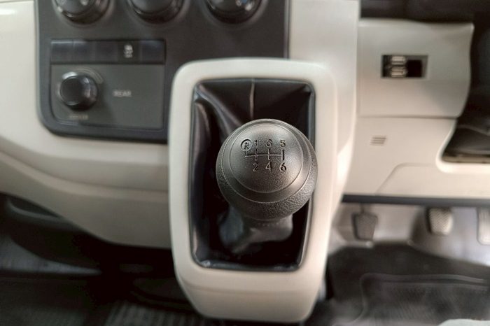 TOYOTA 2019 2WD 2.8 MT COMMUTER WHITE  5872 full