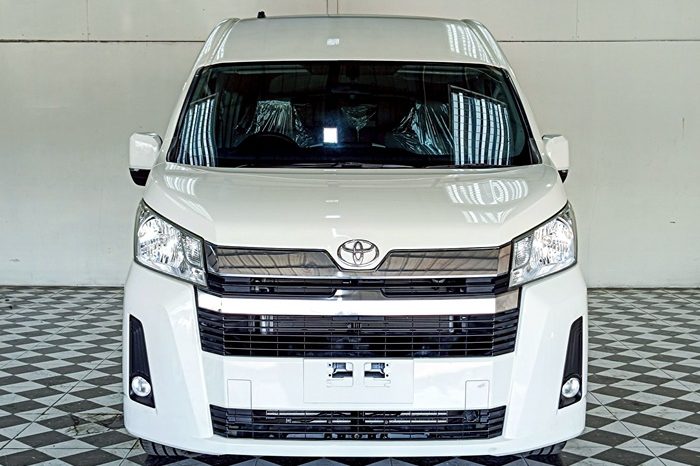 TOYOTA 2019 2WD 2.8 MT COMMUTER WHITE  5872 full