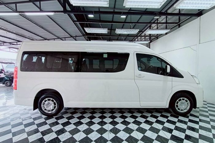 TOYOTA 2019 2WD 2.8 MT COMMUTER WHITE  5874 full