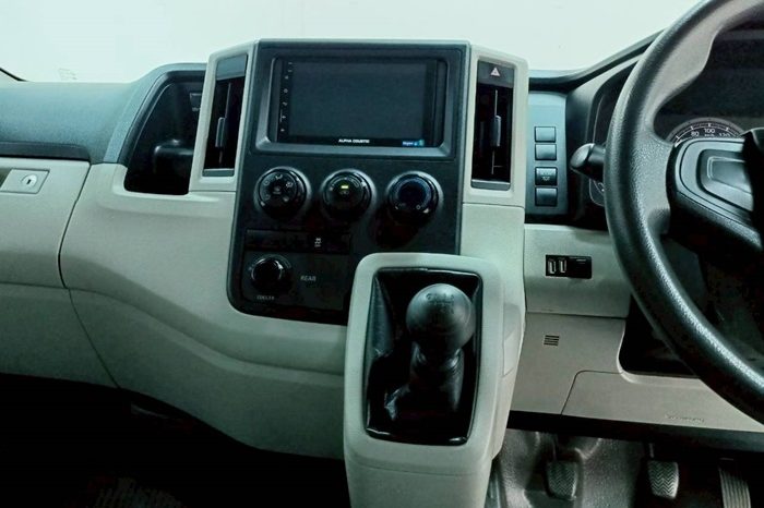 TOYOTA 2019 2WD 2.8 MT COMMUTER WHITE  5874 full