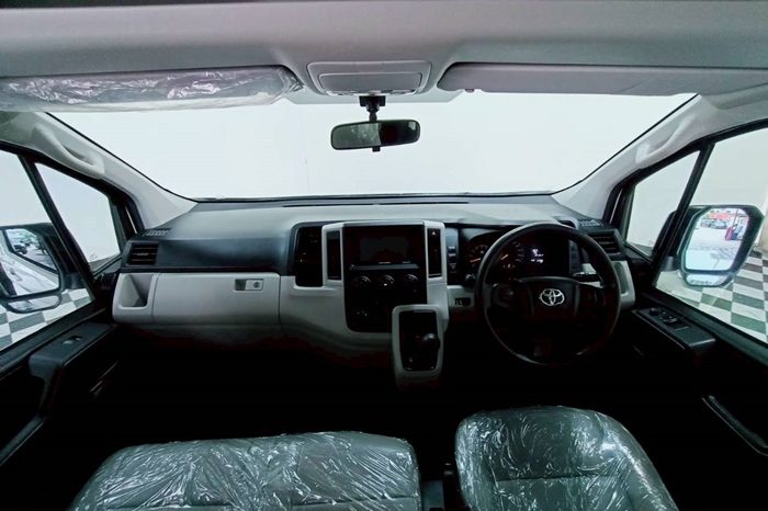 TOYOTA 2019 2WD 2.8 MT COMMUTER WHITE  5874 full