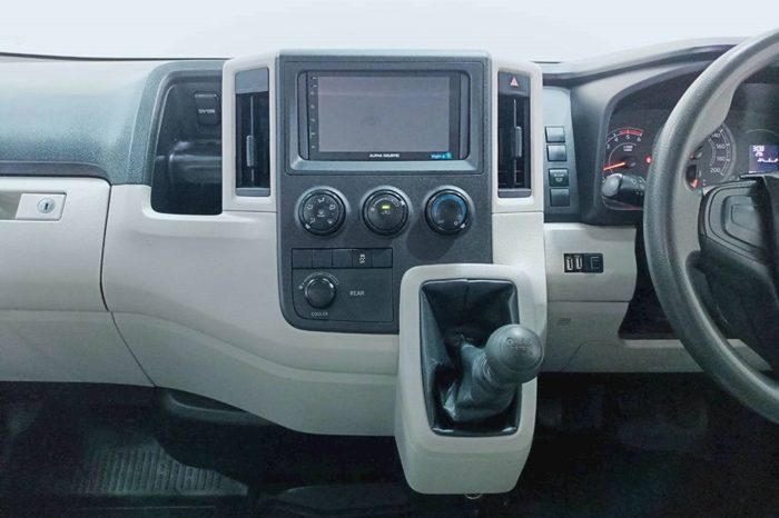 TOYOTA 2019 2WD 2.8 MT COMMUTER WHITE  5874 full