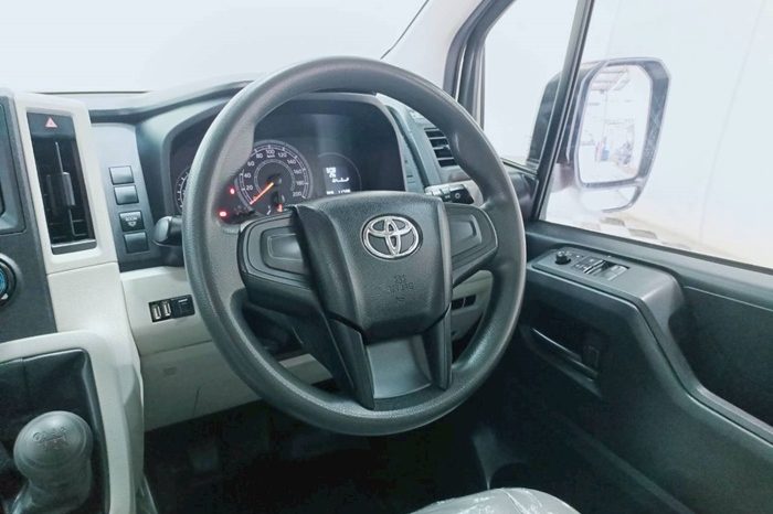 TOYOTA 2019 2WD 2.8 MT COMMUTER WHITE  5874 full