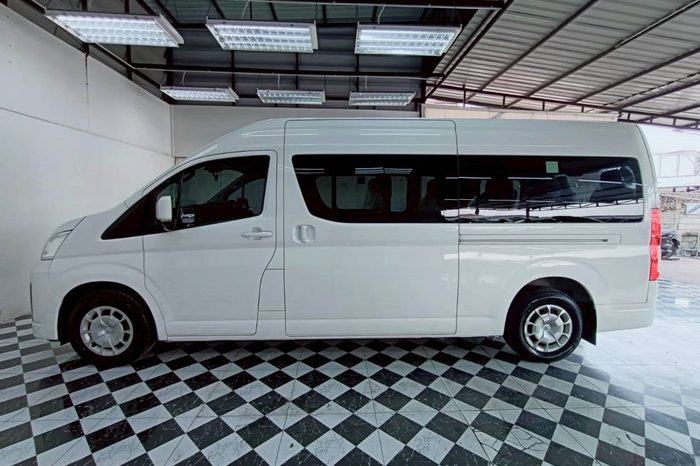 TOYOTA 2019 2WD 2.8 MT COMMUTER WHITE  5874 full