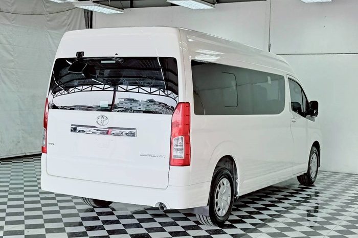 TOYOTA 2019 2WD 2.8 MT COMMUTER WHITE  5874 full