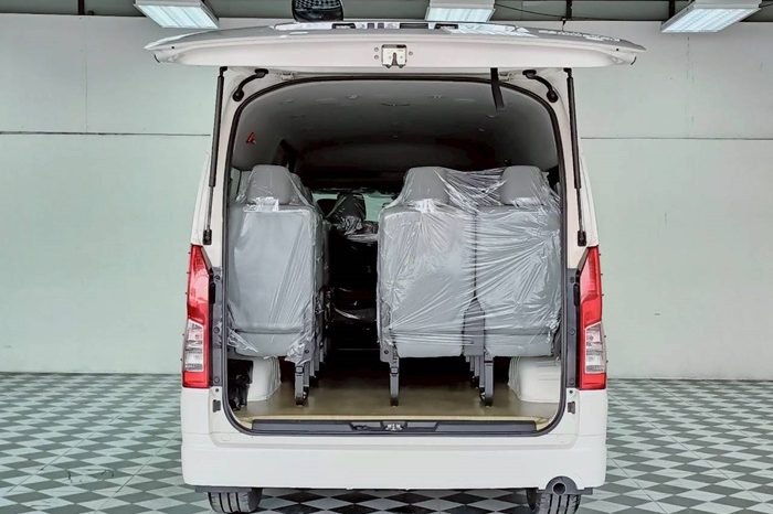 TOYOTA 2019 2WD 2.8 MT COMMUTER WHITE  5874 full