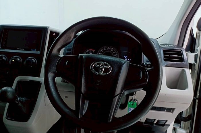 TOYOTA 2019 2WD 2.8 MT COMMUTER WHITE  5874 full