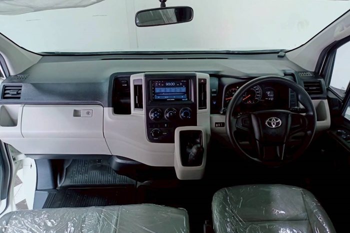 TOYOTA 2019 2WD 2.8 MT COMMUTER WHITE  5875 full