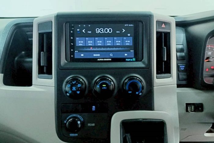 TOYOTA 2019 2WD 2.8 MT COMMUTER WHITE  5875 full