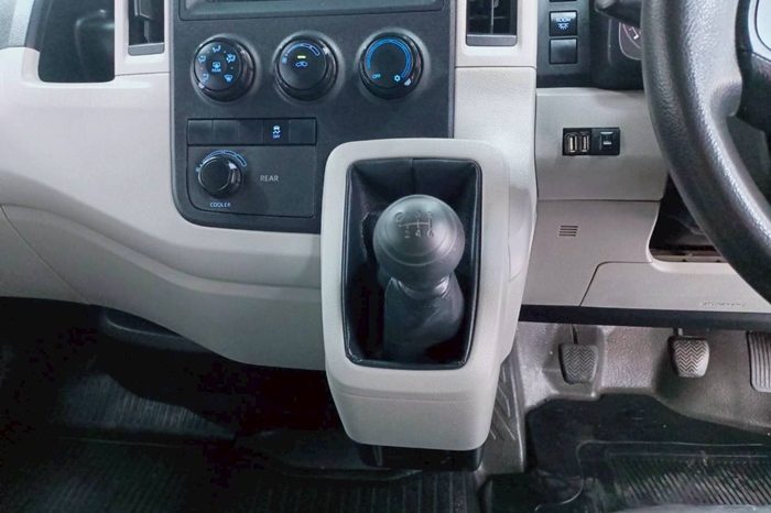 TOYOTA 2019 2WD 2.8 MT COMMUTER WHITE  5875 full