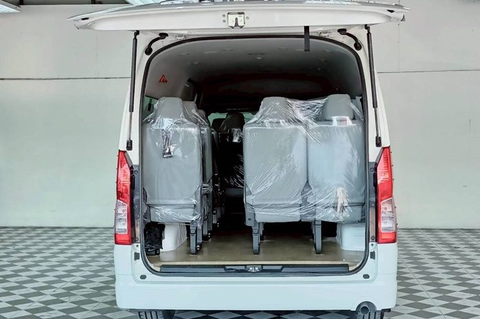 TOYOTA 2019 2WD 2.8 MT COMMUTER WHITE  5875 full