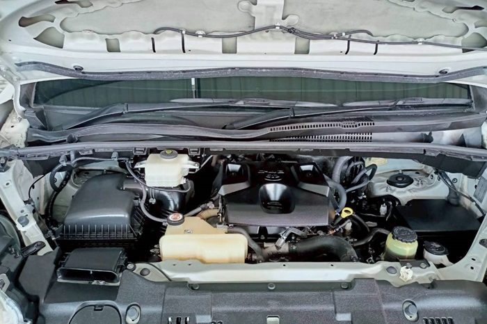 TOYOTA 2019 2WD 2.8 MT COMMUTER WHITE  5875 full