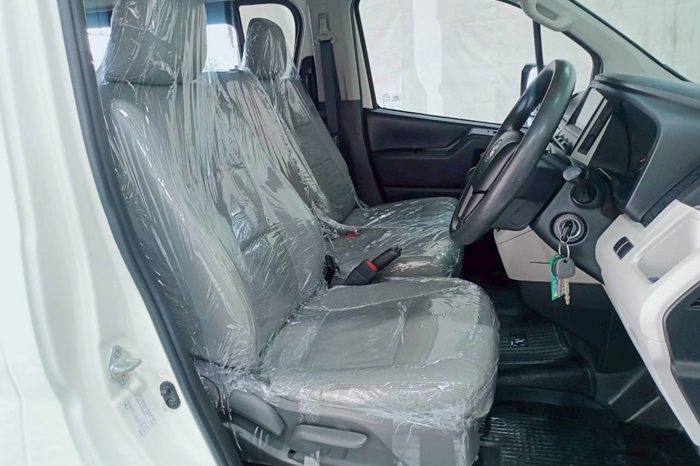 TOYOTA 2019 2WD 2.8 MT COMMUTER WHITE  5875 full