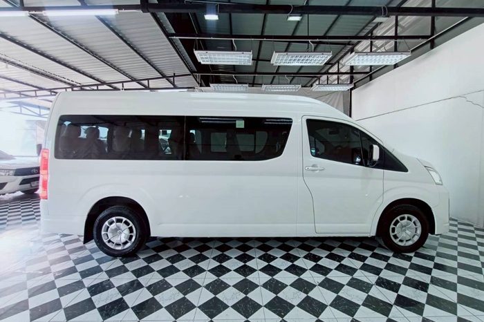 TOYOTA 2019 2WD 2.8 AT COMMUTER WHITE  5876 full