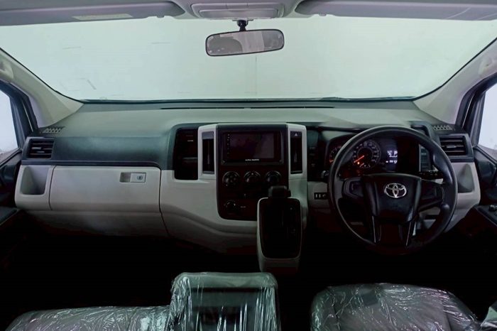 TOYOTA 2019 2WD 2.8 AT COMMUTER WHITE  5876 full