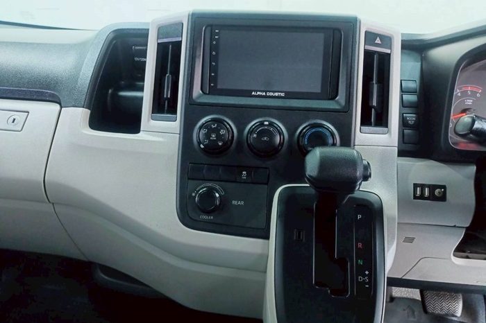 TOYOTA 2019 2WD 2.8 AT COMMUTER WHITE  5876 full