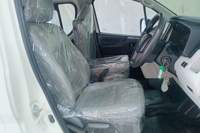 TOYOTA 2019 2WD 2.8 AT COMMUTER WHITE  5876 full