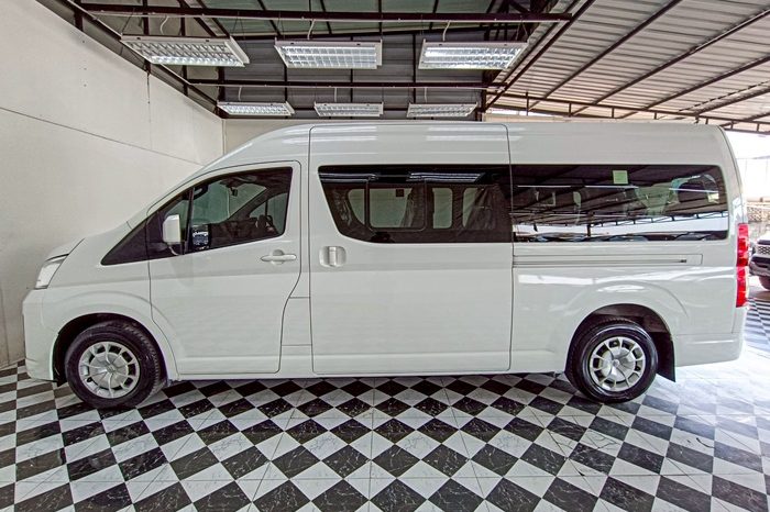 TOYOTA 2019 2WD 2.8 MT COMMUTER WHITE  5877 full