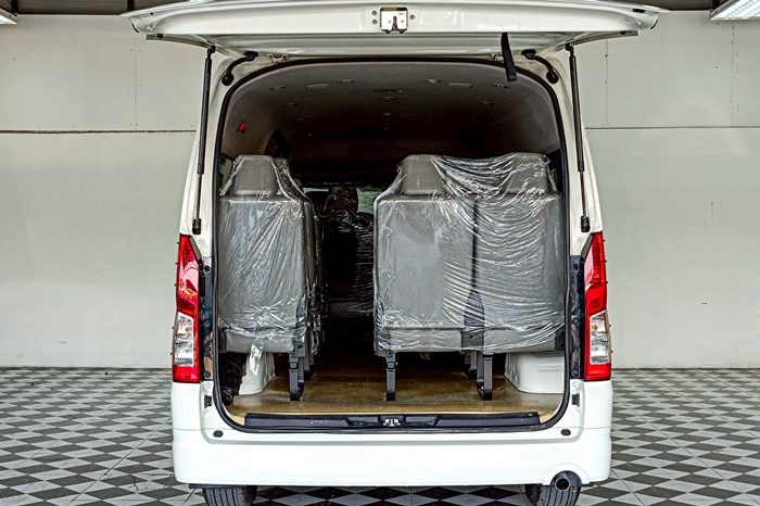 TOYOTA 2019 2WD 2.8 MT COMMUTER WHITE  5877 full