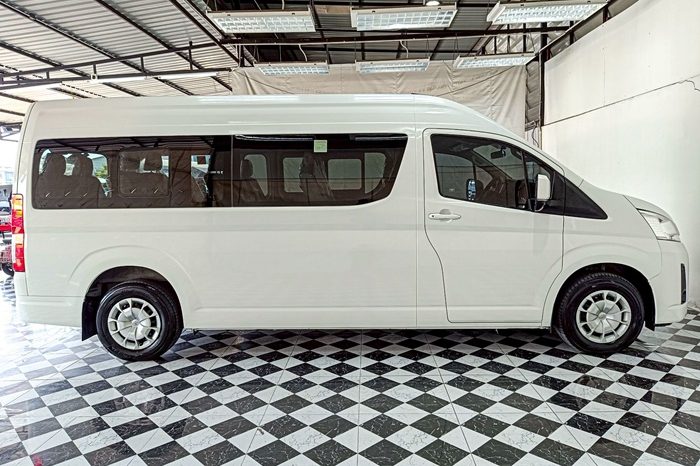 TOYOTA 2019 2WD 2.8 MT COMMUTER WHITE  5877 full