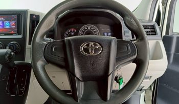 TOYOTA 2019 2WD 2.8 MT COMMUTER WHITE  5877 full