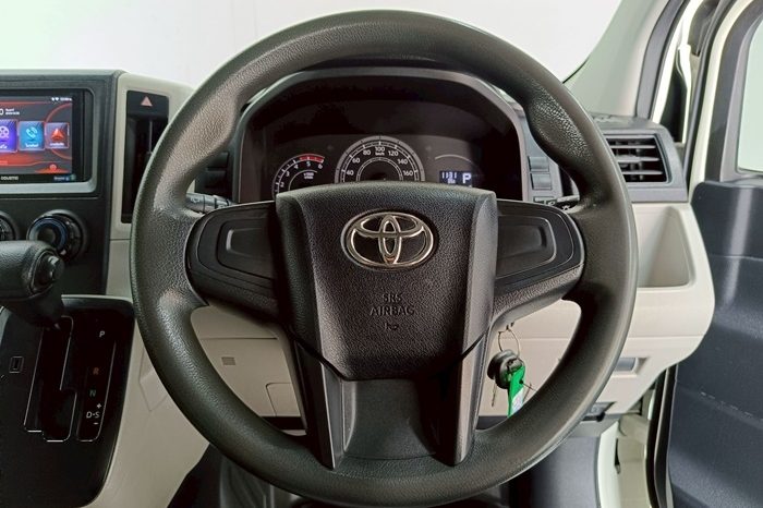 TOYOTA 2019 2WD 2.8 MT COMMUTER WHITE  5877 full