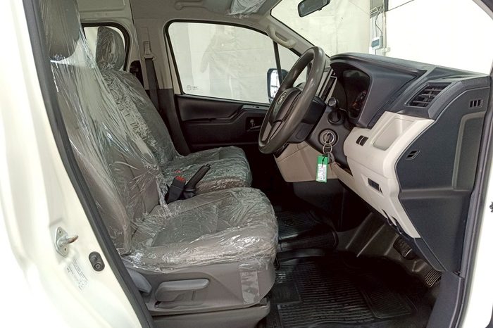 TOYOTA 2019 2WD 2.8 MT COMMUTER WHITE  5877 full