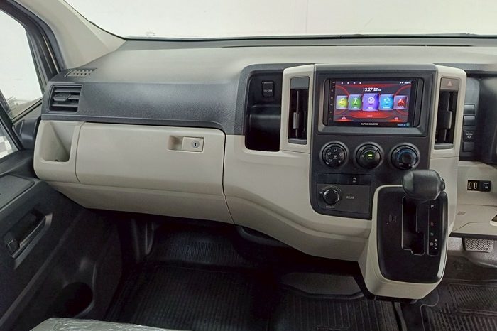 TOYOTA 2019 2WD 2.8 MT COMMUTER WHITE  5877 full