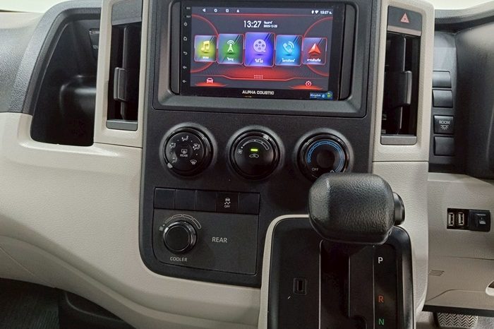 TOYOTA 2019 2WD 2.8 MT COMMUTER WHITE  5877 full