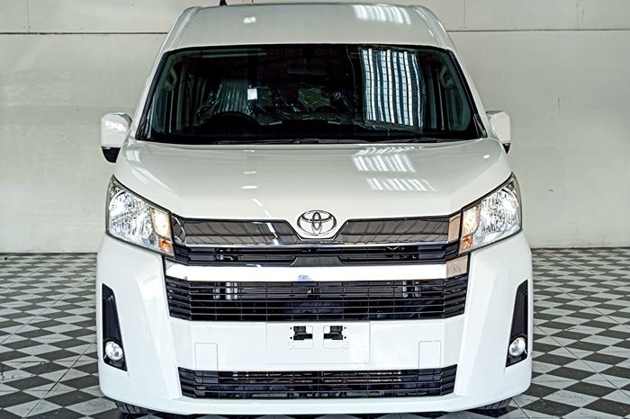 TOYOTA 2019 2WD 2.8 MT COMMUTER WHITE  5877 full