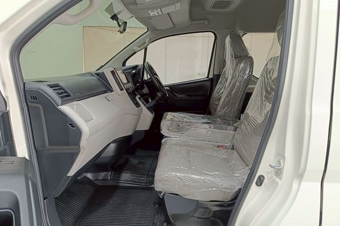 TOYOTA 2019 2WD 2.8 MT COMMUTER WHITE  5879 full