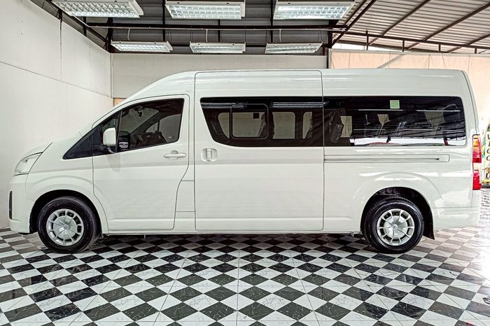 TOYOTA 2019 2WD 2.8 MT COMMUTER WHITE  5879 full