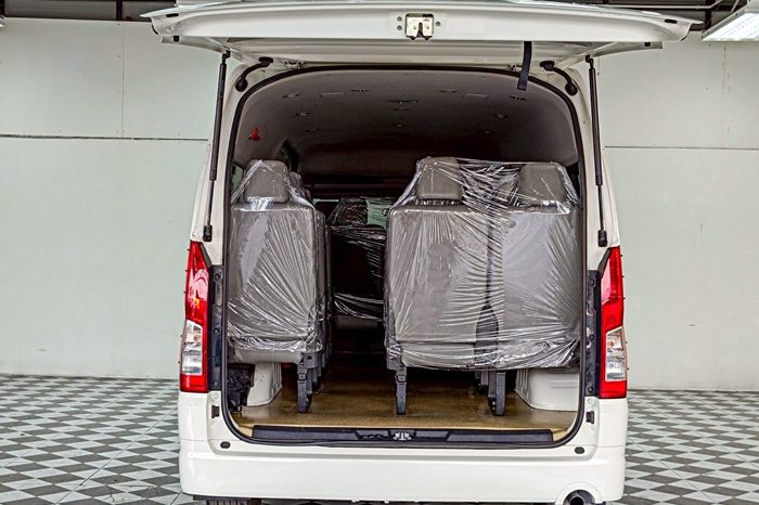 TOYOTA 2019 2WD 2.8 MT COMMUTER WHITE  5879 full