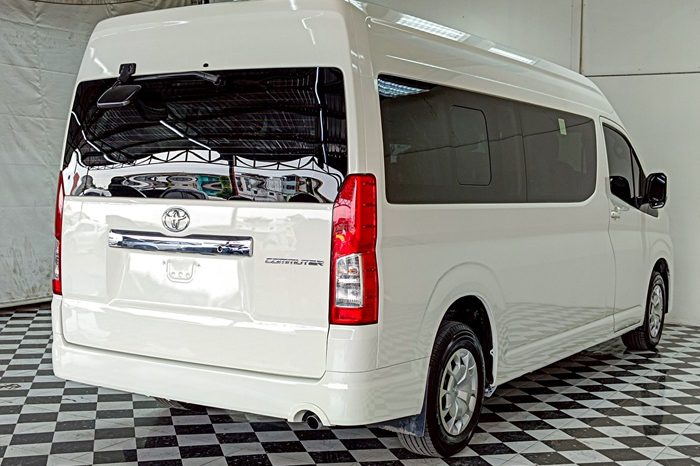 TOYOTA 2019 2WD 2.8 MT COMMUTER WHITE  5879 full