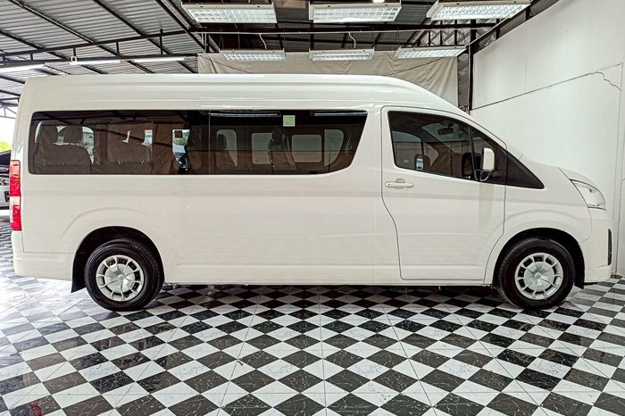 TOYOTA 2019 2WD 2.8 MT COMMUTER WHITE  5879 full