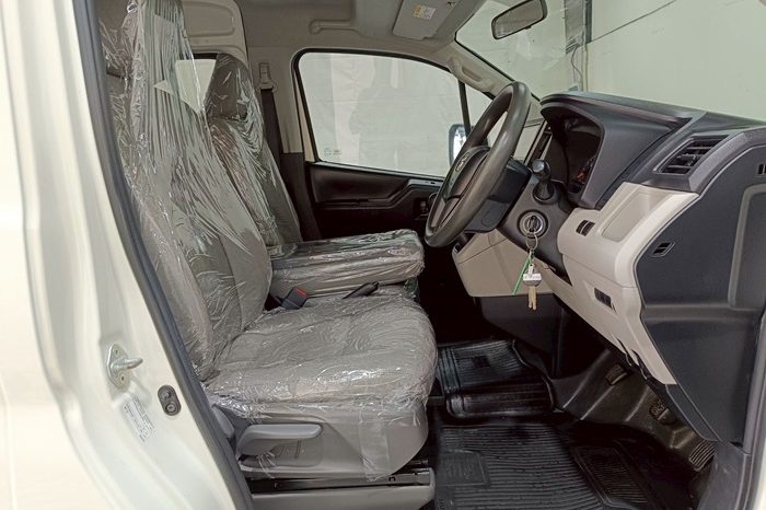 TOYOTA 2019 2WD 2.8 MT COMMUTER WHITE  5879 full