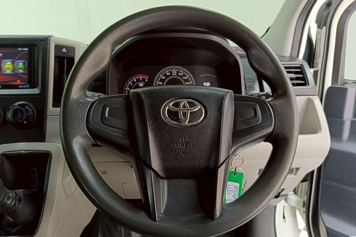 TOYOTA 2019 2WD 2.8 MT COMMUTER WHITE  5879 full