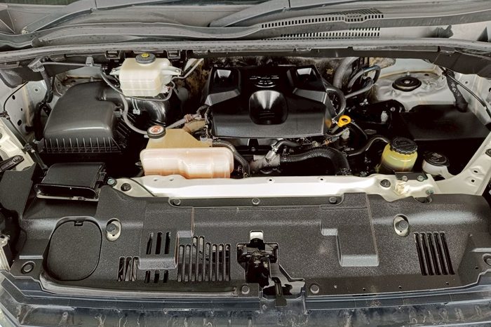 TOYOTA 2019 2WD 2.8 MT COMMUTER WHITE  5879 full