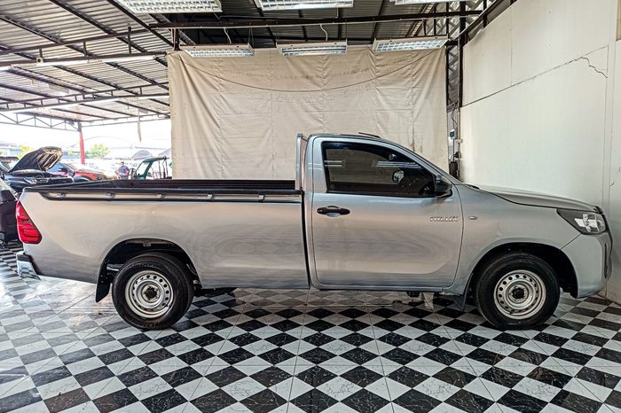 REVO 2WD 2023 2.4J MT STANDARD SILVER  3208 full