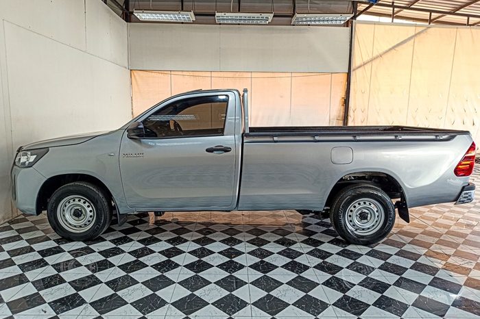 REVO 2WD 2023 2.4J MT STANDARD SILVER  3208 full