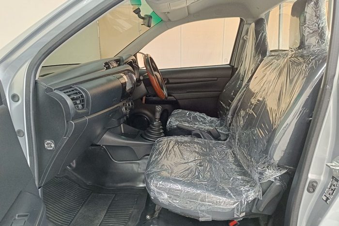 REVO 2WD 2023 2.4J MT STANDARD SILVER  3208 full