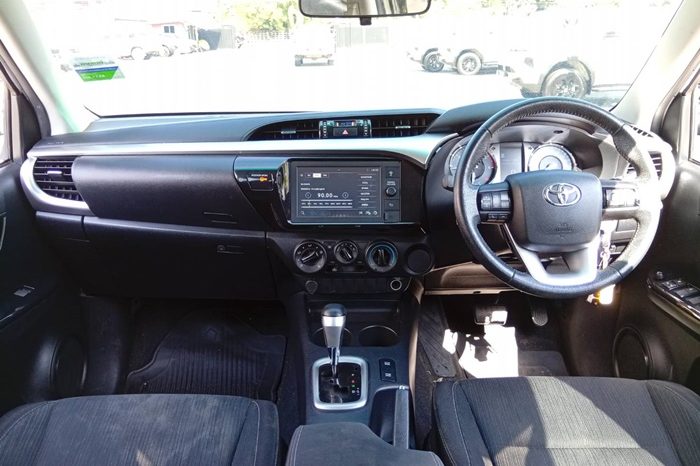 REVO 2WD 2020 2.4MID AT DOUBLE CAB WHITE  9721 full