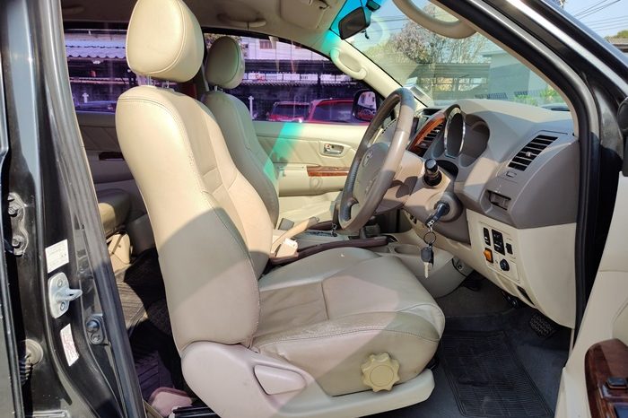 TOYOTA 4WD 2005 2.7V AT FORTUNER BLACK  813 full