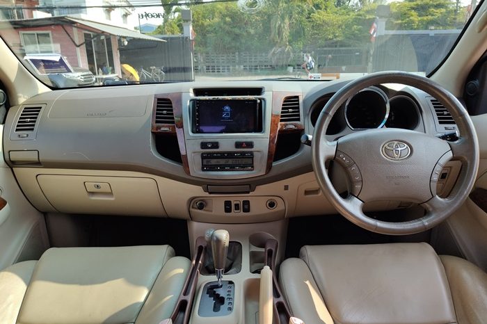 TOYOTA 4WD 2005 2.7V AT FORTUNER BLACK  813 full