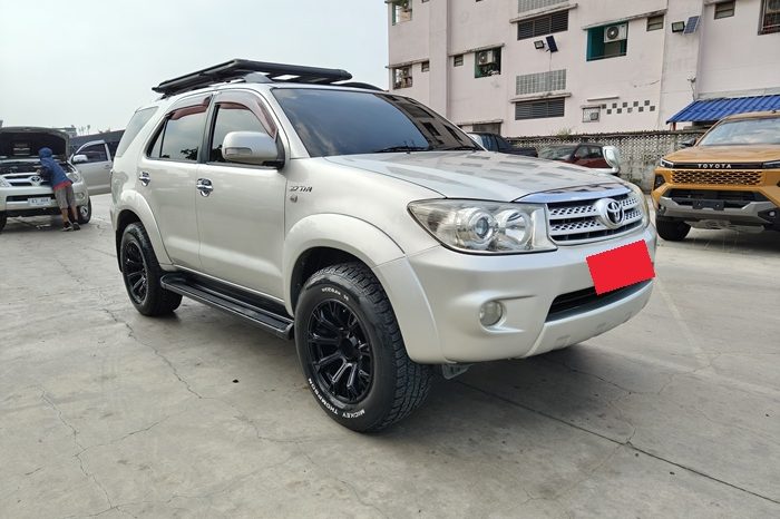 TOYOTA 2WD 2011 2.7V AT FORTUNER SILVER  233 full