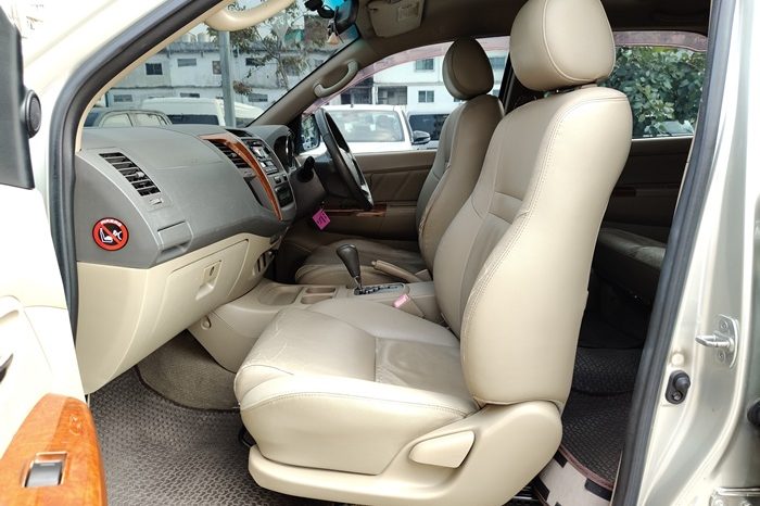 TOYOTA 2WD 2011 2.7V AT FORTUNER SILVER  233 full