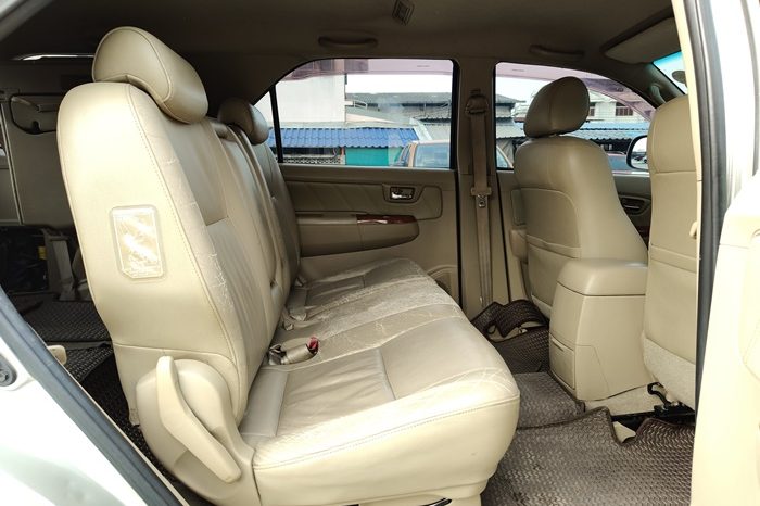 TOYOTA 2WD 2011 2.7V AT FORTUNER SILVER  233 full